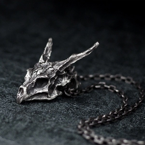 Photo détaillée de notre collier tête de dragon "nidhogg" sur un fond sombre
