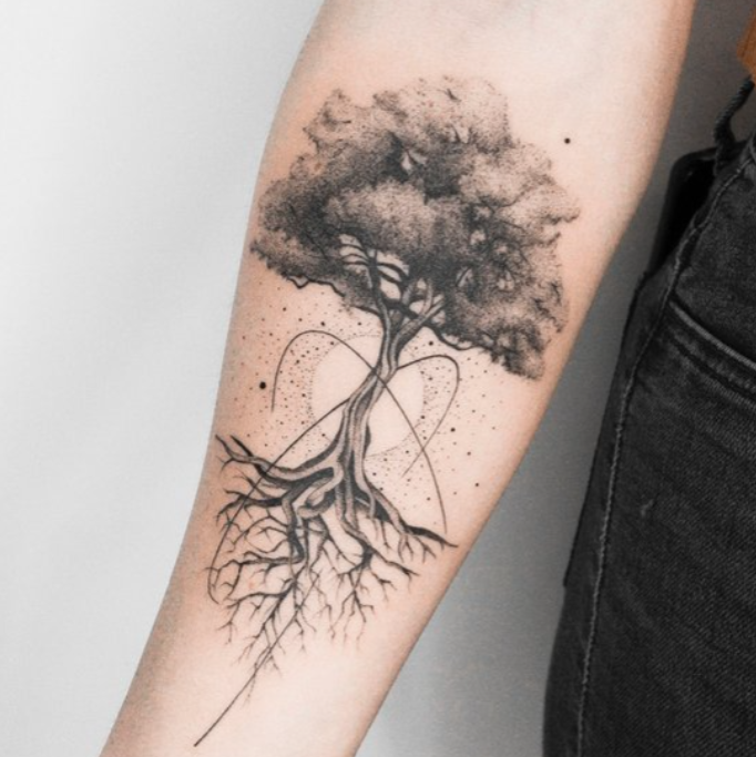 Avant bras tatoué d'un arbre de vie réaliste