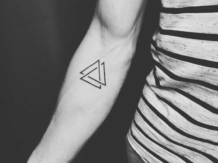 Tatouage valknut sur avant bras d'un homme