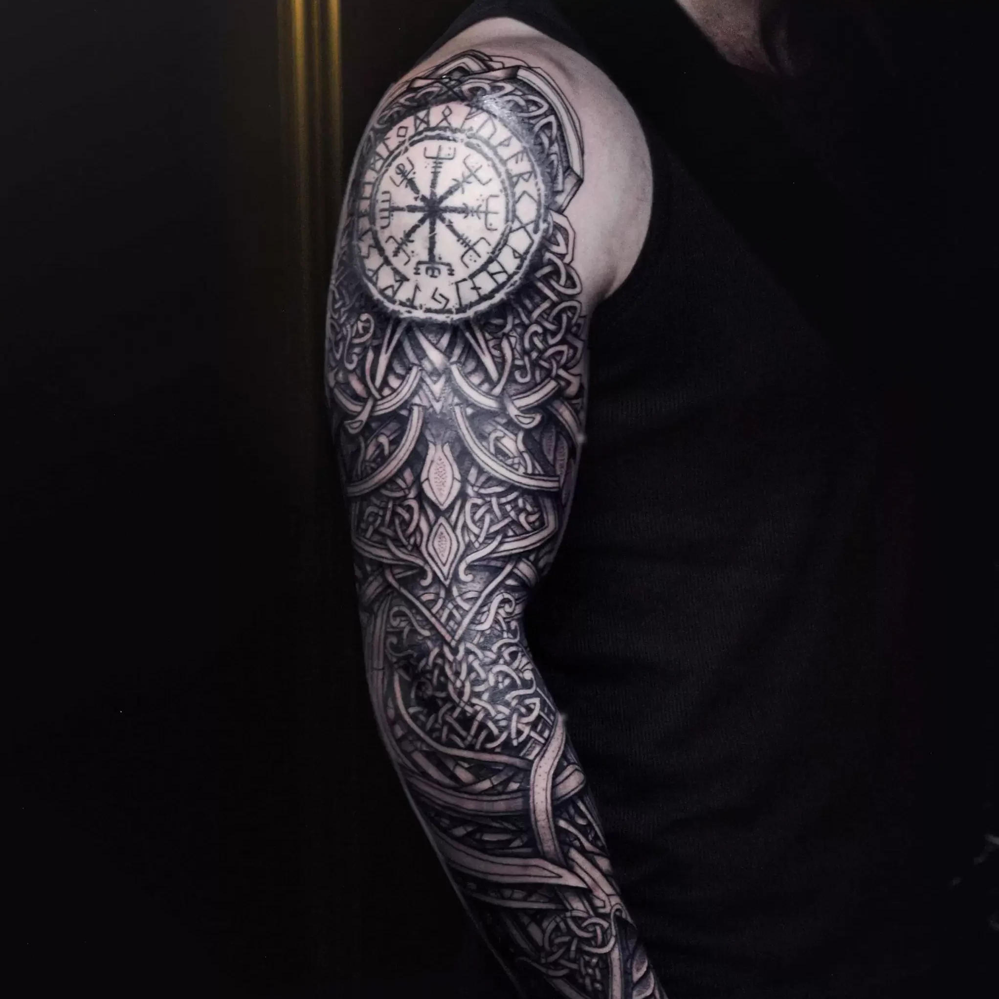 Bras d'homme viking entièrement tatoué