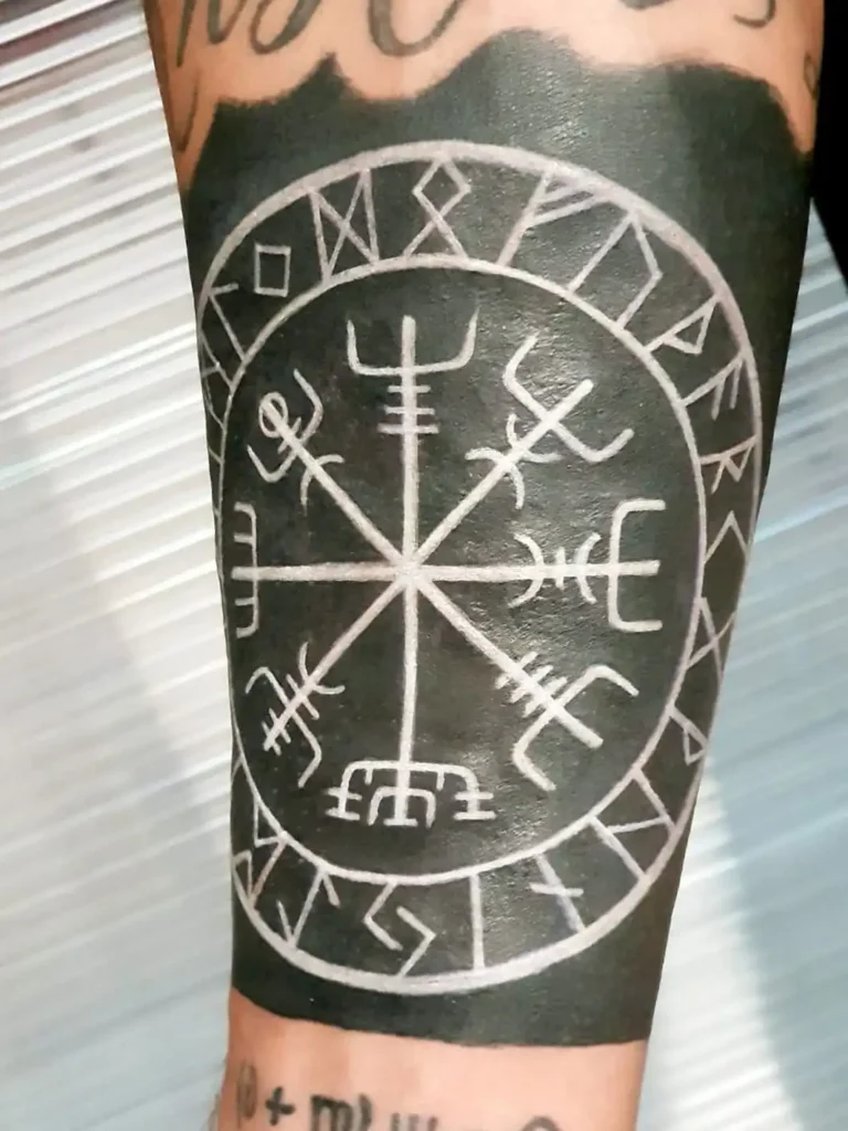 Tatouage avant bras vegvisir blanc
