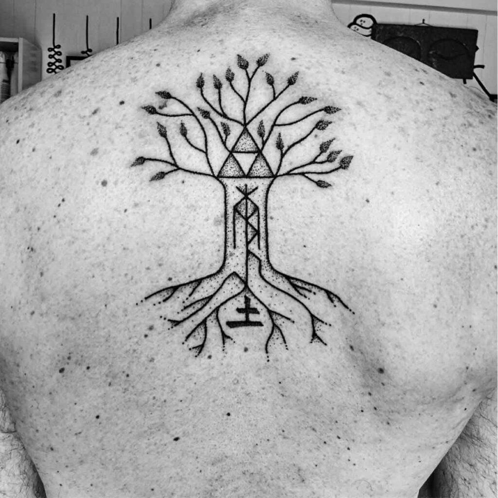 Tatouage dos de l'arbre Yggdrasil