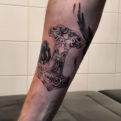 Tatouage avant bras du marteau mjolnir