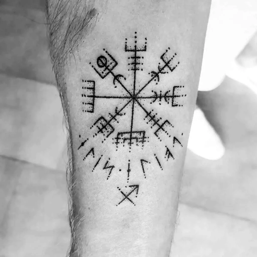 Tatouage traditionnel dotwork du symbole vegvisir