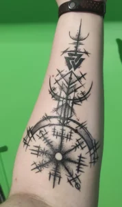 Tatouage avant bras de la rune Vegvisir